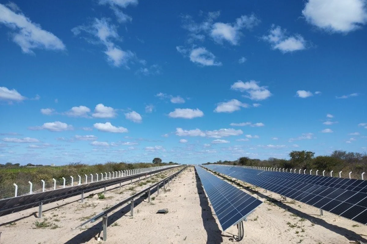 Usina de energia solar da Maxo Engenharia com os módulos instalados